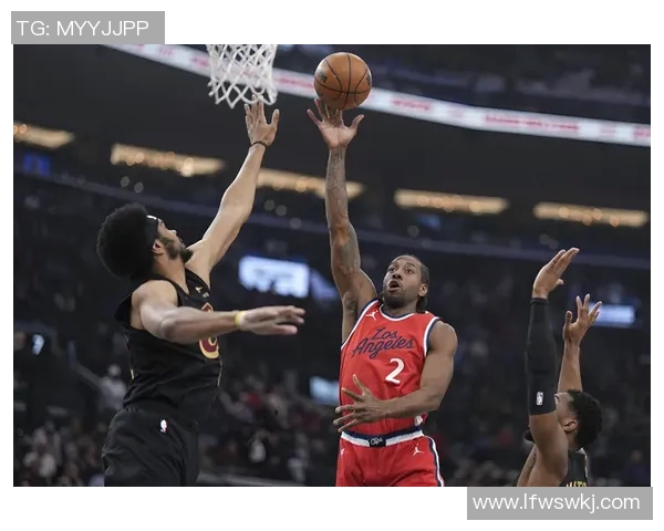 洛杉矶快艇与金州勇士激战正酣谁能在NBA赛场上笑到最后