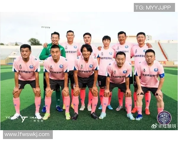 足球明星海边度假时光尽显风采与魅力的精彩瞬间分享